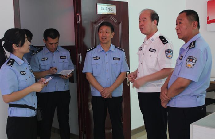 2016年8月15日，聊城市公安局副局長杜躍民蒞臨交警服務(wù)站指導(dǎo)工作