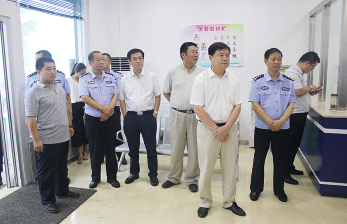 2016年8月19日上午，聊城市人大常委會副主任、黨組成員，市總工會主席朱加云蒞臨交警服務(wù)站蓋氏站點(diǎn)視察工作